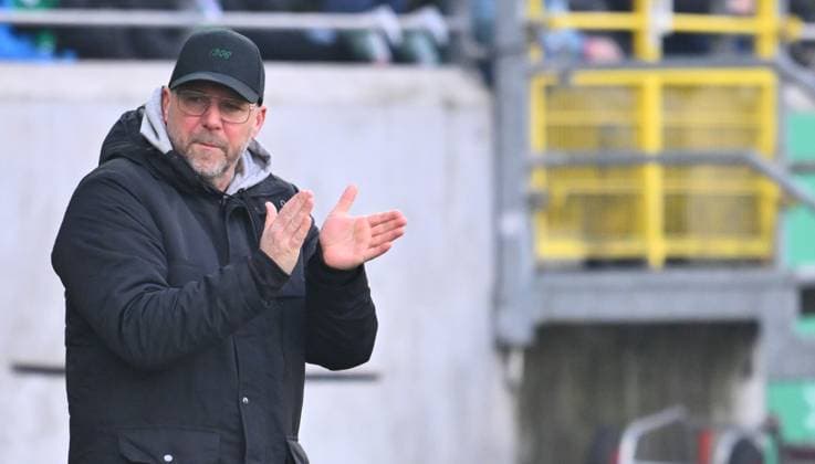 18 01 2025 Soccer Season 2024 2025 2 Soccer Bundesliga 18 Matchday SC Preußen Preussen Münster SCP SpVgg Greuther Fürth Kleeblatt Sportfoto Zink xwoxzix DFL regulations prohibit any use of photographs as image sequences and or quasi video only for editorial use Sascha Hildmann Trainer Preußen Münster applauds claps