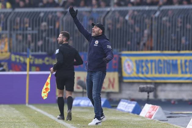 18 01 2025, xtgx, Fußball 2 Bundesliga, Eintracht Braunschweig FC Schalke 04 emspor, v l Daniel Scherning Braunschweig, Trainer gibt Anweisungen, gestikuliert mit den Armen, gesticulate, gives instructions DFL DFB REGULATIONS PROHIBIT ANY USE OF PHOTOGRAPHS as IMAGE SEQUENCES and or QUASI VIDEO Braunschweig