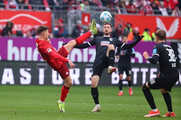 Daniel Hanslik Kaiserslautern in duel with Philipp Maier Ulm 1 FC Kaiserslautern vs SSV Ulm, Soccer, 2 Bundesliga, 18 01 2025 DFL REGULATIONS PROHIBIT ANY USE OF PHOTOGRAPHS AS IMAGE SEQUENCES AND OR QUASI VIDEO 1 FC Kaiserslautern vs SSV Ulm, Soccer, 2 Bundesliga, 17 01 2025 Kaiserslautern Copyright: xEibner-Pressefotox EP_RWS