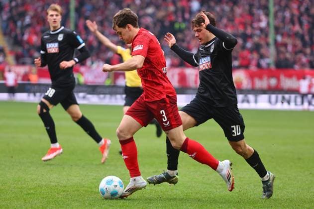 Florian Kleinhansl Kaiserslautern in a duel with Maurice Krattenmacher Ulm 1 FC Kaiserslautern vs SSV Ulm, Soccer, 2 Bundesliga, 18 01 2025 DFL REGULATIONS PROHIBIT ANY USE OF PHOTOGRAPHS AS IMAGE SEQUENCES AND OR QUASI VIDEO 1 FC Kaiserslautern vs SSV Ulm, Soccer, 2 Bundesliga, 17 01 2025 Kaiserslautern Copyright: xEibner-Pressefotox EP_RWS