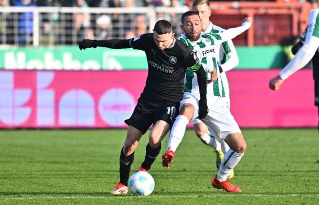 18 01 2025 Soccer season 2024 2025 2 Soccer Bundesliga 18 Matchday SC Preußen Preussen Münster SCP SpVgg Greuther Fürth Kleeblatt Sportfoto Zink xwoxzix DFL regulations prohibit any use of photographs as image sequences and or quasi video only for editorial use Branimir Hrgota 10, SpVgg Greuther Fürth Rico Preißinger Preissinger 21, Preußen Münster