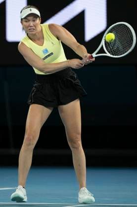 (250118) -- MELBOURNE, Jan. 18, 2025 -- Danielle Collins hits a return during the women s singles 3rd round match between Madison Keys of the United States and Danielle Collins of the United States at Australian Open tennis tournament in Melbourne, Australia, Jan. 18, 2025. ) (SP)AUSTRALIA-MELBOURNE-TENNIS-AUSTRALIAN OPEN-DAY 7 LuixSiuxWai 