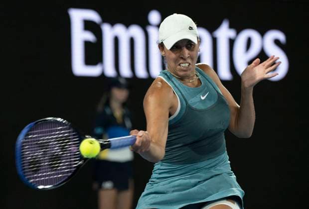 (250118) -- MELBOURNE, Jan. 18, 2025 -- Madison Keys hits a return during the women s singles 3rd round match between Madison Keys of the United States and Danielle Collins of the United States at Australian Open tennis tournament in Melbourne, Australia, Jan. 18, 2025. ) (SP)AUSTRALIA-MELBOURNE-TENNIS-AUSTRALIAN OPEN-DAY 7 LuixSiuxWai 