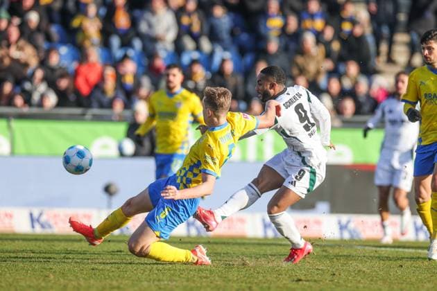18 01 2025, Football, 2 Bundesliga, Matchday 18, Season 2024 2025, Eintracht Braunschweig FC Schalke 04, f l Robert Ivanov Eintracht Braunschweig , Moussa Sylla FC Schalke 04 Braunschweig Eintracht Stadion Niedersachsen Germany xRHR PHOTO TRx Copyright: RHR-FOTOx RHR-FOTO TR