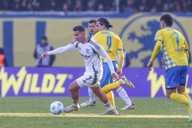 18 01 2025, Football, 2 Bundesliga, Matchday 18, Season 2024 2025, Eintracht Braunschweig FC Schalke 04, f l Paul Seguin FC Schalke 04 , Rayan Philippe Eintracht Braunschweig Braunschweig Eintracht Stadion Niedersachsen Germany xRHR PHOTO TRx Copyright: RHR-FOTOx RHR-FOTO TR