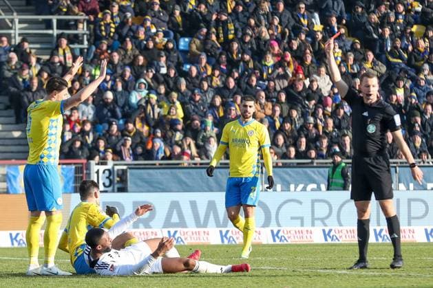 18 01 2025, xtgx, Soccer 2 Bundesliga, Eintracht Braunschweig FC Schalke 04 emspor, v l Jannis Nikolaou Braunschweig, 4 gets the red card, sending off, sent off in duel, duel, fight, tackle with Moussa Sylla Schalke, 9 DFL DFB REGULATIONS PROHIBIT ANY USE OF PHOTOGRAPHS as IMAGE SEQUENCES and or QUASI VIDEO Braunschweig