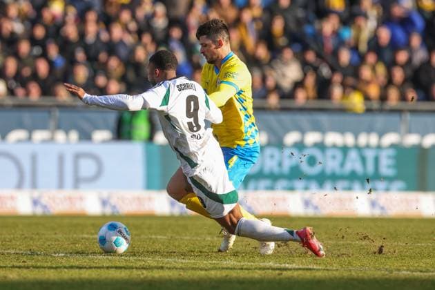 18 01 2025, Football, 2 Bundesliga, Matchday 18, Season 2024 2025, Eintracht Braunschweig FC Schalke 04, v l Moussa Sylla FC Schalke 04 is fouled by Jannis Nikolaou Eintracht Braunschweig, who sees the red card Braunschweig Eintracht Stadion Niedersachsen Germany xRHR PHOTO TRx Copyright: RHR-FOTOx RHR-FOTO TR