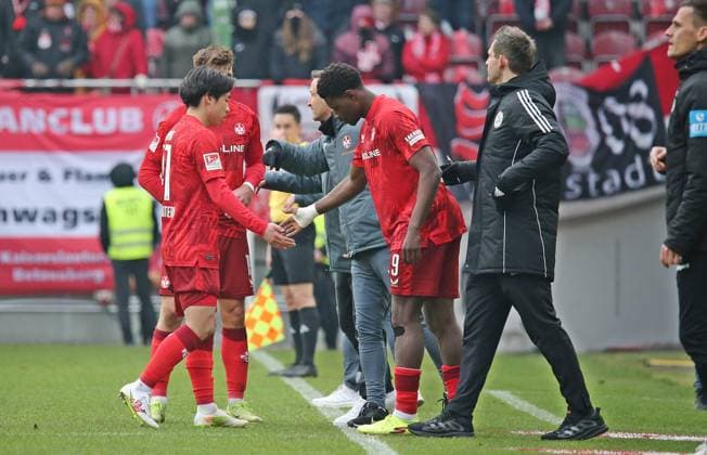 18 01 2025, xmohx, Fussball 2 Bundesliga, 1 FC Kaiserslautern SSV Ulm 1846 Fußball emspor, v l Comeback Winwechslung von Ragnar Ache Kaiserslautern nach Verletzung, Daisuke Yokota geht dafür vom Feld DFL DFB REGULATIONS PROHIBIT ANY USE OF PHOTOGRAPHS as IMAGE SEQUENCES and or QUASI VIDEO Kaiserslautern