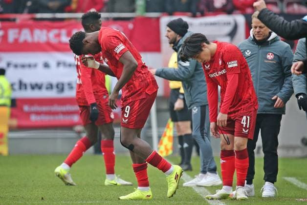 18 01 2025, xmohx, Fussball 2 Bundesliga, 1 FC Kaiserslautern SSV Ulm 1846 Fußball emspor, v l Comeback Winwechslung von Ragnar Ache Kaiserslautern nach Verletzung, Daisuke Yokota geht dafür vom Feld DFL DFB REGULATIONS PROHIBIT ANY USE OF PHOTOGRAPHS as IMAGE SEQUENCES and or QUASI VIDEO Kaiserslautern