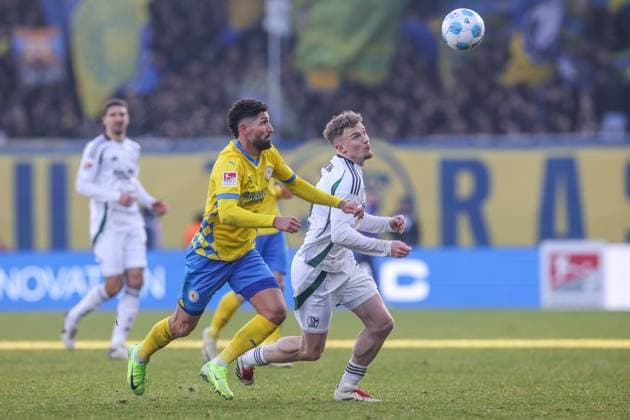 18 01 2025, Football, 2 Bundesliga, Matchday 18, Season 2024 2025, Eintracht Braunschweig FC Schalke 04, f l Fabio Kaufmann Eintracht Braunschweig , Derry John Murkin FC Schalke 04 Braunschweig Eintracht Stadion Niedersachsen Germany xRHR PHOTO TRx Copyright: RHR-FOTOx RHR-FOTO TR