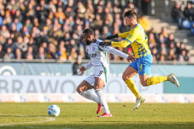18 01 2025, Football, 2 Bundesliga, Matchday 18, Season 2024 2025, Eintracht Braunschweig FC Schalke 04, v l Moussa Sylla FC Schalke 04 is fouled by Jannis Nikolaou Eintracht Braunschweig, who sees the red card Braunschweig Eintracht Stadion Niedersachsen Germany xRHR PHOTO TRx Copyright: RHR-FOTOx RHR-FOTO TR