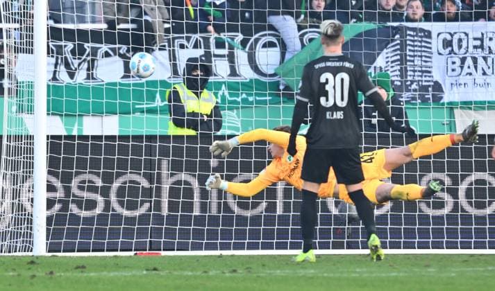 18 01 2025 Soccer season 2024 2025 2 Soccer Bundesliga 18 Matchday SC Preußen Preussen Münster SCP SpVgg Greuther Fürth Kleeblatt Sportfoto Zink xwoxzix DFL regulations prohibit any use of photographs as image sequences and or quasi video only for editorial use Moritz Schulze 42, SpVgg Greuther Fürth must concede goal to 2 1 by Joshua Mees 8, Preußen Münster