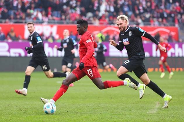 Afeez Aremu Kaiserslautern in a running duel with Philipp Strompf Ulm 1 FC Kaiserslautern vs SSV Ulm, Soccer, 2 Bundesliga, 18 01 2025 DFL REGULATES PROHIBIT ANY USE OF PHOTOGRAPHS AS IMAGE SEQUENCES AND OR QUASI VIDEO 1 FC Kaiserslautern vs SSV Ulm, Soccer, 2 Bundesliga, 17 01 2025 Kaiserslautern Copyright: xEibner-Pressefotox EP_RWS