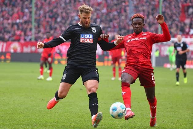 Richmond Tachie Kaiserslautern in duel with Johannes Reichert Ulm 1 FC Kaiserslautern vs SSV Ulm, Soccer, 2 Bundesliga, 18 01 2025 DFL REGULATIONS PROHIBIT ANY USE OF PHOTOGRAPHS AS IMAGE SEQUENCES AND OR QUASI VIDEO 1 FC Kaiserslautern vs SSV Ulm, Soccer, 2 Bundesliga, 17 01 2025 Kaiserslautern Copyright: xEibner-Pressefotox EP_RWS