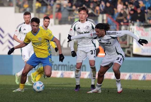 MaX Marie Eintracht Braunschweig in duel with Taylan Bulut FC Schalke 04 Football, Men, Season 2024 2025 2 BL, Eintracht Stadion, Eintracht Braunschweig vs FC Schalke 04, 0 0 DFL REGULATIONS PROHIBIT ANY USE OF PHOTOGRAPHS AS IMAGE SEQUENCES AND OR QUASI VIDEO