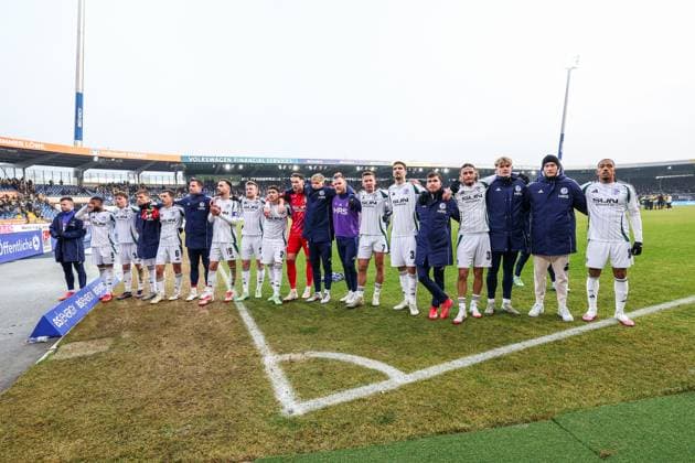 18.01.2025, Fussball, 2. Bundesliga, 18. Spieltag, Saison 2024 2025, Eintracht Braunschweig - FC Schalke 04, Mannschaft des FC Schalke 04 steht enttäuscht vor den Fans. Braunschweig Eintracht Stadion Niedersachsen Deutschland xRHR-FOTO TRx Copyright: RHR-FOTOx RHR-FOTO TR