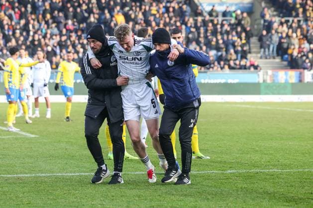 18 01 2025, Football, 2 Bundesliga, Matchday 18, Season 2024 2025, Eintracht Braunschweig FC Schalke 04, Derry John Murkin FC Schalke 04 is taken off the pitch injured Braunschweig Eintracht Stadion Niedersachsen Germany xRHR PHOTO TRx Copyright: RHR-FOTOx RHR-FOTO TR