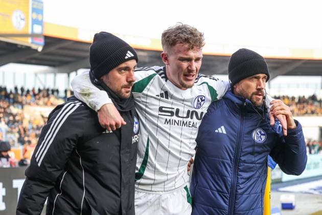18 01 2025, Football, 2 Bundesliga, Matchday 18, Season 2024 2025, Eintracht Braunschweig FC Schalke 04, Derry John Murkin FC Schalke 04 is taken off the pitch injured Braunschweig Eintracht Stadion Niedersachsen Germany xRHR PHOTO TRx Copyright: RHR-FOTOx RHR-FOTO TR
