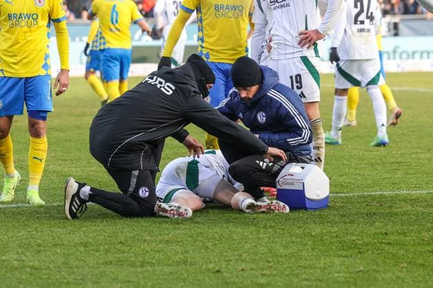 18 01 2025, Football, 2 Bundesliga, Matchday 18, Season 2024 2025, Eintracht Braunschweig FC Schalke 04, Derry John Murkin FC Schalke 04 injured on the ground Braunschweig Eintracht Stadion Niedersachsen Germany xRHR PHOTO TRx Copyright: RHR-FOTOx RHR-FOTO TR