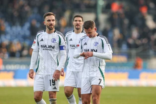 18 01 2025, Football, 2 Bundesliga, Matchday 18, Season 2024 2025, Eintracht Braunschweig FC Schalke 04, f l Kenan Karaman FC Schalke 04 , Marcin Kaminski FC Schalke 04 , Paul Seguin FC Schalke 04 Braunschweig Eintracht Stadion Niedersachsen Germany xRHR PHOTO TRx Copyright: RHR-FOTOx RHR-FOTO TR