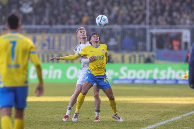 18 01 2025, Football, 2 Bundesliga, Matchday 18, Season 2024 2025, Eintracht Braunschweig FC Schalke 04, f l Derry John Murkin FC Schalke 04 , Johan Arath Gomez Eintracht Braunschweig Braunschweig Eintracht Stadion Niedersachsen Germany xRHR PHOTO TRx Copyright: RHR-FOTOx RHR-FOTO TR