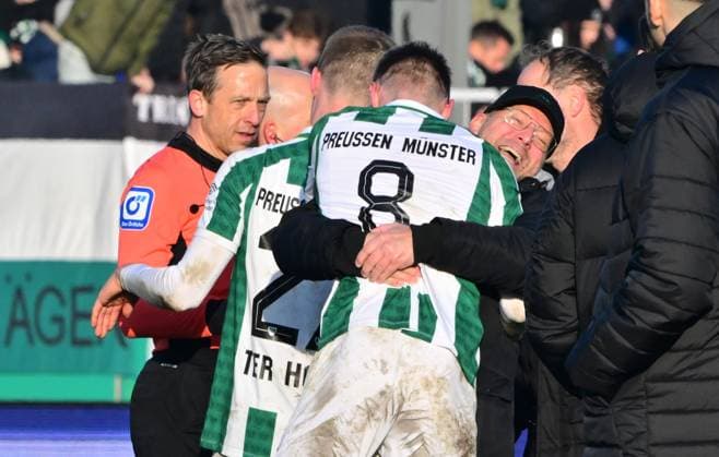 18 01 2025 Soccer season 2024 2025 2 Soccer Bundesliga 18 Matchday SC Preußen Preussen Münster SCP SpVgg Greuther Fürth Kleeblatt Sportfoto Zink MeZi xmexzix DFL regulations prohibit any use of photographs as image sequences and or quasi video only for editorial use Jubel Freude nach Spielende Sascha Hildmann Trainer Preußen Münster Joshua Mees 8, Preußen Münster