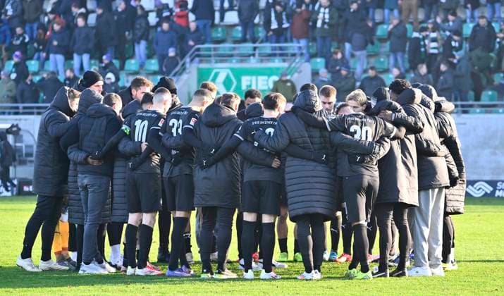 18 01 2025 Soccer season 2024 2025 2 Soccer Bundesliga 18 Matchday SC Preußen Preussen Münster SCP SpVgg Greuther Fürth Kleeblatt Sportfoto Zink xwoxzix DFL regulations prohibit any use of photographs as image sequences and or quasi video only for editorial use Teamkreis Mannschaft Team Fürth after end of match