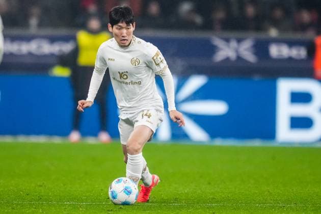 LEVERKUSEN, GERMANY - JANUARY 14: Hyun-seok Hong of 1. FSV Mainz 05 dribbles with the ball during the Bundesliga match between Bayer 04 Leverkusen and 1. FSV Mainz 05 at BayArena on January 14, 2025 in Leverkusen, Germany. (Photo by Rene Nijhuis) SPO  Copyright: xRenexNijhuis