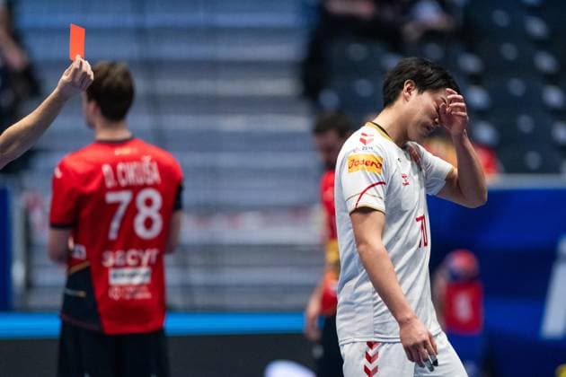 250118 Naoki Yamaguchi of Japan looks dejected after receiving a red card during the 2025 IHF World Men s Handball Championship match between Spain and Japan on January 18, 2025 in Oslo Photo Mathias Bergeld BILDBYRAN kod MB MB1060 handball handboll handball ihf 2025 world mens handball championship handbolls vm vm spain japan 2025 ihf world mens handball championship 5 bbeng depp  Copyright: MATHIASxBERGELD BB250118MB019