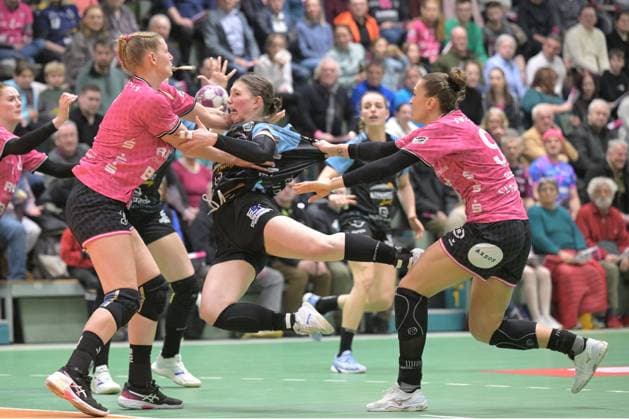 Sport Themen der Woche KW03 Sport Bilder des Tages Anika Hampel (Buxtehuder SV, 10) gegen Naina Klein (TusSies Metzingen, 9) und Julia Behnke (TusSies Metzingen, 93) TusSies Metzingen vs. Buxtehuder SV, Handball, HBF, 13.Ligaspieltag, Saison 2024 2025, 18.01.2025 TusSies Metzingen vs. Buxtehuder SV, Handball, HBF, 13.Ligaspieltag, Saison 2024 2025, 18.01.2025 Metzingen Copyright: xEibner-Pressefotox EP_TBR