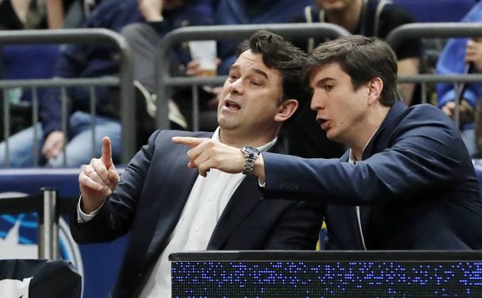 re Co coach Pedro Calles talks to coach Israel Gonzales Action upper body Sports Basketball BBL Bundesliga Men 17 Matchday Season 2024 2025 18 01 2025 ALBA Berlin vs MLP Academics Heidelberg