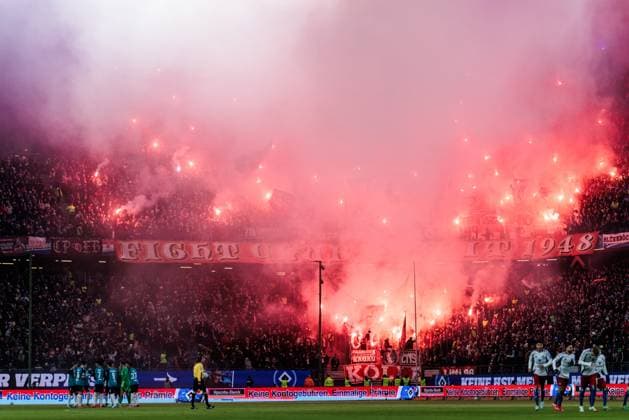 2 Soccer Bundesliga Hamburger SV 1 FC Köln 18 01 2025 Numerous Bengalos burning in guest block 1 FC Köln 2 Soccer Bundesliga Hamburger SV 1 FC Köln, Hamburg, Volksparkstadion on 18 01 2025 DFL REGULATIONS PROHIBIT ANY USE OF PHOTOGRAPHS AS IMAGE SEQUENCES AND OR QUASI VIDEO Copyright: xBEAUTIFULxSPORTS Wunderlx