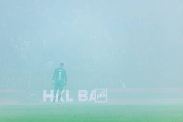 2 Soccer Bundesliga Hamburger SV 1 FC Köln 18 01 2025 Marvin Schwäbe 1 FC Köln, 1 stands in the fog 2 Soccer Bundesliga Hamburger SV 1 FC Köln, Hamburg, Volksparkstadion am 18 01 2025 DFL REGULATIONS PROHIBIT ANY USE OF PHOTOGRAPHS AS IMAGE SEQUENCES AND OR QUASI VIDEO Copyright: xBEAUTIFULxSPORTS Wunderlx