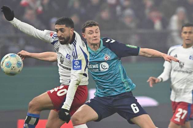 GER 2 FBL,, Hamburger SV vs 1 FC Koeln 18 01 2025, Volksparkstadion, Hamburg, GER 2 FBL, Hamburger SV vs 1 FC Koeln in the picture Immanuel Pherai Hamburg 10 tries to assert himself against Eric Martel Koeln 06 nordphotoxGmbH xWitke nph00002