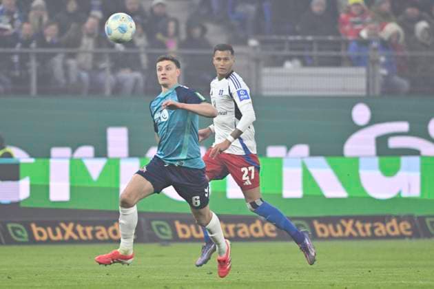 GER 2 FBL,, Hamburger SV vs 1 FC Koeln 18 01 2025, Volksparkstadion, Hamburg, GER 2 FBL, Hamburger SV vs 1 FC Koeln in the picture Davie Selke Hamburg 27 tries to assert himself against Eric Martel Koeln 06 nordphotoxGmbH xWitke nph00002