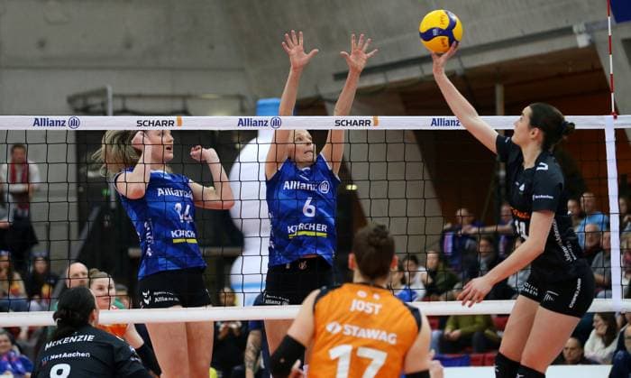 BAU 18 01 2025 Stuttgart Volleyball Allianz MTV Stuttgart vs Ladies in Black Aachen, f l Kelsey Veltman Stuttgart , Toni Stautz Stuttgart , Nicole van de Vosse Aachen