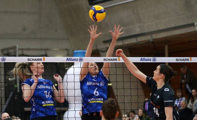 BAU 18 01 2025 Stuttgart Volleyball Allianz MTV Stuttgart vs Ladies in Black Aachen, f l Kelsey Veltman Stuttgart , Toni Stautz Stuttgart , Nicole van de Vosse Aachen