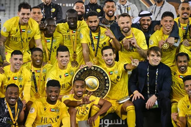 Bilder des Jahres 2025, Sport 01 Januar Sport Themen der Woche KW03 Sport Bilder des Tages AL SADD SC vs AL WASL FC -QATAR-UAE SUPER CUP Players of Al Wasl FC celebrate with the trophy after winning the Super Shield of the Qatar-UAE Super Cup final match between QatarÕs Al Sadd SC and United Arab Emirates Al Wasl FC at Jassim Bin Hamad Stadium in Doha, Qatar, on January 18, 2025. DOHA Qatar Copyright: xNOUSHADx