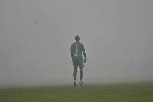 GER 2 FBL,, Hamburger SV vs 1 FC Koeln 18 01 2025, Volksparkstadion, Hamburg, GER 2 FBL, Hamburger SV vs 1 FC Koeln im Bild Feature Torhueter Marvin Schwaebe Schwäbe Koeln 01 im Nebel der Pyrotechnik nordphotoxGmbH xWitke nph00002