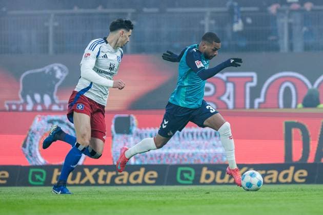 2 Soccer Bundesliga Hamburger SV 1 FC Köln 18 01 2025 duel Dennis Hadzikadunic Hamburger SV, 5 , Linton Maina 1 FC Köln, 37 2 Soccer Bundesliga Hamburger SV 1 FC Köln, Hamburg, Volksparkstadion am 18 01 2025 DFL REGULATIONS PROHIBIT ANY USE OF PHOTOGRAPHS AS IMAGE SEQUENCES AND OR QUASI VIDEO Copyright: xBEAUTIFULxSPORTS Wunderlx