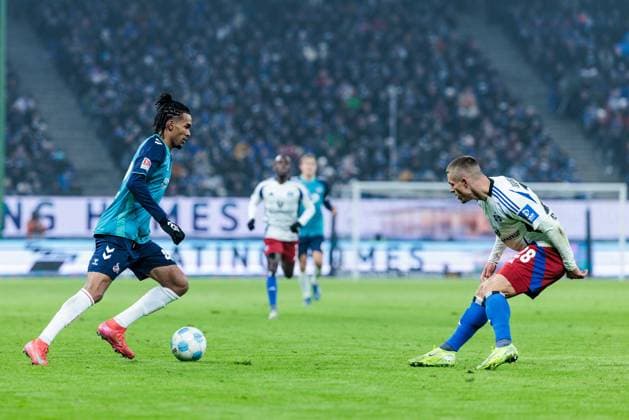 2 Soccer Bundesliga Hamburger SV 1 FC Köln 18 01 2025 duel Damion Downs 1 FC Köln, 42 , Miro Muheim Hamburger SV, 28 2 Soccer Bundesliga Hamburger SV 1 FC Köln, Hamburg, Volksparkstadion am 18 01 2025 DFL REGULATIONS PROHIBIT ANY USE OF PHOTOGRAPHS AS IMAGE SEQUENCES AND OR QUASI VIDEO Copyright: xBEAUTIFULxSPORTS Wunderlx
