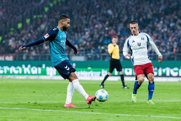 2 Soccer Bundesliga Hamburger SV 1 FC Köln 18 01 2025 duel Linton Maina 1 FC Köln, 37 , Miro Muheim Hamburger SV, 28 2 Soccer Bundesliga Hamburger SV 1 FC Köln, Hamburg, Volksparkstadion am 18 01 2025 DFL REGULATIONS PROHIBIT ANY USE OF PHOTOGRAPHS AS IMAGE SEQUENCES AND OR QUASI VIDEO Copyright: xBEAUTIFULxSPORTS Wunderlx