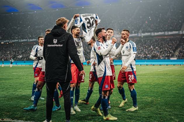 Bilder des Jahres 2025, Sport 01 Januar Sport Themen der Woche KW03 Sport Bilder des Tages Fußball Männer Saison 2024 2025 2. Fußball-Bundesliga 18. Spieltag Hamburger SV vs. 1. FC Köln 18.01.2025 Daniel Elfadli ( 8, HSV) hält ein Trikot von Noah Katterbach ( 33, HSV) nach dem Tor von Ransford Königsdörffer ( 11, HSV) Jubel Hamburg Volksparkstadion Hamburg Deutschland *** Soccer Men Season 2024 2025 2 Soccer Bundesliga 18 Matchday Hamburger SV vs 1 FC Köln 18 01 2025 Daniel Elfadli 8, HSV holding a jersey of Noah Katterbach 33, HSV after the goal of Ransford Königsdörffer 11, HSV cheering Hamburg Volksparkstadion Hamburg Germany