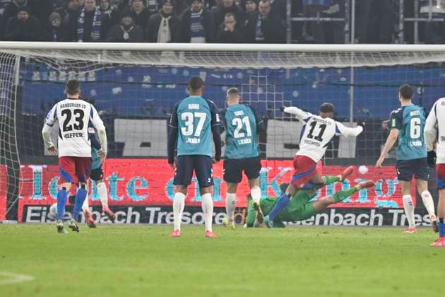 GER 2 FBL,, Hamburger SV vs 1 FC Koeln 18 01 2025, Volksparkstadion, Hamburg, GER 2 FBL, Hamburger SV vs 1 FC Koeln im Bild Feature Torhueter Marvin Schwaebe Schwäbe Koeln 01 haelt den Elfmetschuss von Ransford Yeboah Koenigsdoeffer Königsdörffer Hamburg 11 Ransford Yeboah Koenigsdoeffer Königsdörffer Hamburg 11 geschieft doch doch doch das Tor zum 1 0 für Hamburg nordphotoxGmbH xWitke nph00002