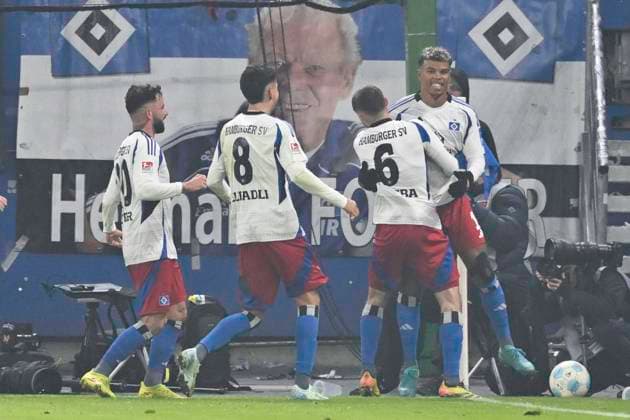 GER 2 FBL,, Hamburger SV vs 1 FC Koeln 18 01 2025, Volksparkstadion, Hamburg, GER 2 FBL, Hamburger SV vs 1 FC Koeln im Bild Feature Goalkeeper Marvin Schwaebe Schwäbe Koeln 01 saves the penalty shot from Ransford Yeboah Koenigsdoeffer Königsdörffer Hamburg 11 Ransford Yeboah Koenigsdoeffer Königsdörffer Hamburg 11 scores the goal to make it 1 0 for Hamburg and cheers with the team nordphotoxGmbH xWitke nph00002
