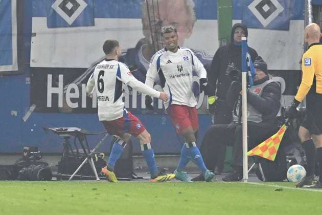 GER 2 FBL,, Hamburger SV vs 1 FC Koeln 18 01 2025, Volksparkstadion, Hamburg, GER 2 FBL, Hamburger SV vs 1 FC Koeln im Bild Feature Goalkeeper Marvin Schwaebe Schwäbe Koeln 01 saves the penalty shot from Ransford Yeboah Koenigsdoeffer Königsdörffer Hamburg 11 Ransford Yeboah Koenigsdoeffer Königsdörffer Hamburg 11 scores the goal to make it 1 0 for Hamburg and celebrates nordphotoxGmbH xWitke nph00002