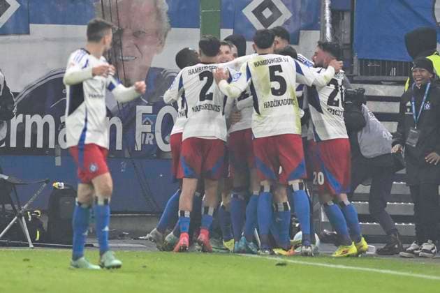 GER 2 FBL,, Hamburger SV vs 1 FC Koeln 18 01 2025, Volksparkstadion, Hamburg, GER 2 FBL, Hamburger SV vs 1 FC Koeln im Bild Feature Goalkeeper Marvin Schwaebe Schwäbe Koeln 01 saves the penalty shot from Ransford Yeboah Koenigsdoeffer Königsdörffer Hamburg 11 Ransford Yeboah Koenigsdoeffer Königsdörffer Hamburg 11 scores the goal to make it 1 0 for Hamburg and cheers with the team nordphotoxGmbH xWitke nph00002