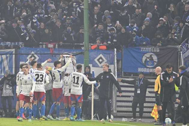 GER 2 FBL,, Hamburger SV vs 1 FC Koeln 18 01 2025, Volksparkstadion, Hamburg, GER 2 FBL, Hamburger SV vs 1 FC Koeln im Bild Feature Goalkeeper Marvin Schwaebe Schwäbe Koeln 01 saves the penalty shot from Ransford Yeboah Koenigsdoeffer Königsdörffer Hamburg 11 Ransford Yeboah Koenigsdoeffer Königsdörffer Hamburg 11 scores the goal to make it 1 0 for Hamburg and cheers with the team nordphotoxGmbH xWitke nph00002