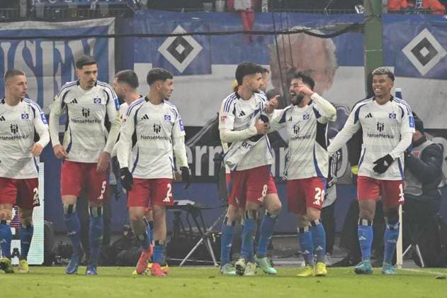 GER 2 FBL,, Hamburger SV vs 1 FC Koeln 18 01 2025, Volksparkstadion, Hamburg, GER 2 FBL, Hamburger SV vs 1 FC Koeln im Bild Feature Goalkeeper Marvin Schwaebe Schwäbe Koeln 01 saves the penalty shot from Ransford Yeboah Koenigsdoeffer Königsdörffer Hamburg 11 Ransford Yeboah Koenigsdoeffer Königsdörffer Hamburg 11 scores the goal to make it 1 0 for Hamburg and cheers with the team nordphotoxGmbH xWitke nph00002
