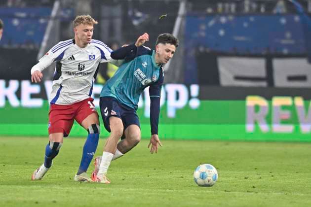 GER 2 FBL,, Hamburger SV vs 1 FC Koeln 18 01 2025, Volksparkstadion, Hamburg, GER 2 FBL, Hamburger SV vs 1 FC Koeln in the picture Adam Karabec Hamburg 17 tries to assert himself against Denis Huseinbasic Koeln 08 nordphotoxGmbH xWitke nph00002